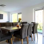 Jacobs Legacy - 4 Bedroom House, Free Parking, Near Center Semesterbostad Ljubljana