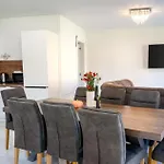 Semesterbostad Jacobs Legacy - 4 Bedroom House, Free Parking, Near Center