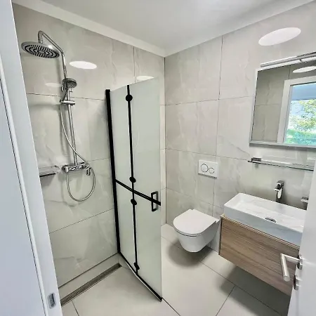 4 Bedroom Private House On The Hill *