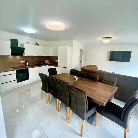 4 Bedroom Private House On The Hill Holiday home *