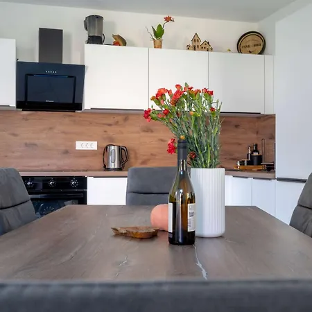 4 Bedroom Private House On The Hill Holiday home *