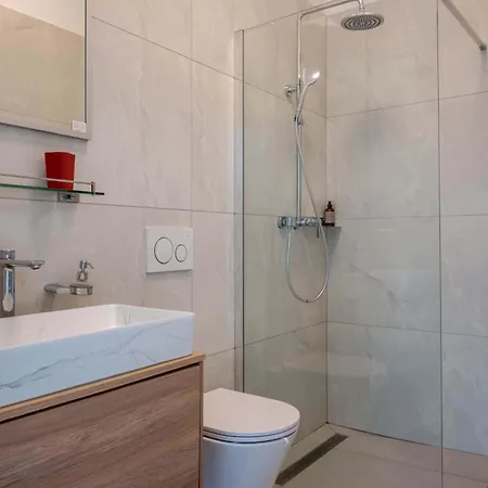 Jacobs Legacy - 4 Bedroom House, Free Parking, Near Center *