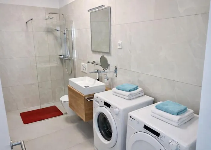 Jacobs Legacy - 4 Bedroom House, Free Parking, Near City Center