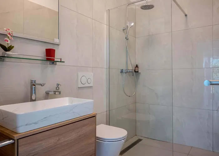 Jacobs Legacy - 4 Bedroom House, Free Parking, Near Center *